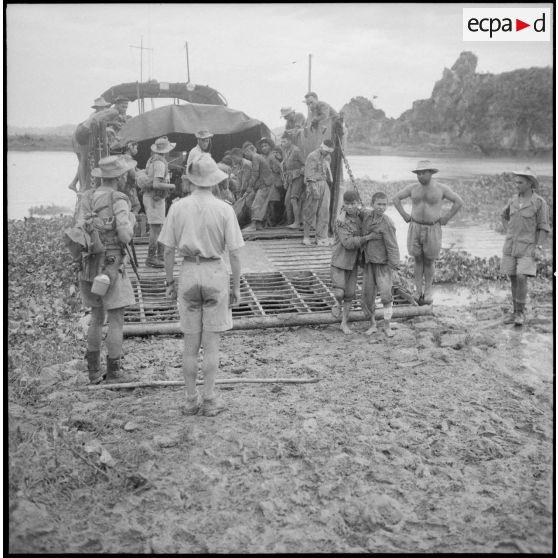 Débarquement de prisonniers et blessés viêt-minhs à l'aide d'un LCM sur la rive droite du Day.