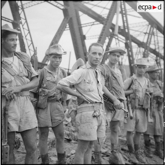 Entouré de tirailleurs, le lieutenant André Fernand de Philippeville.