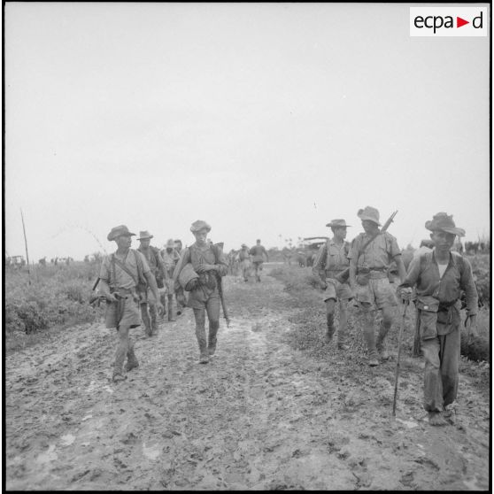 Tirailleurs algériens du 7e RTA sur une route.