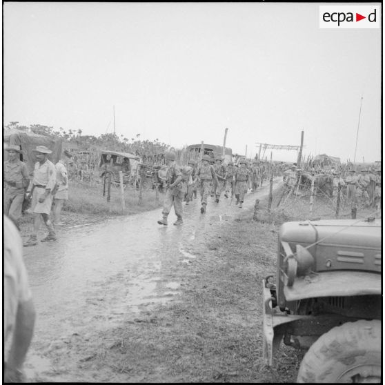 Sur une route, le 7e BPC.