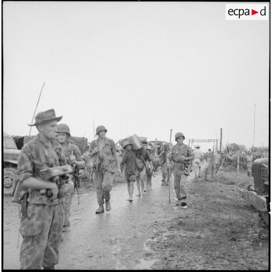 Sur une route, le 7e BPC.