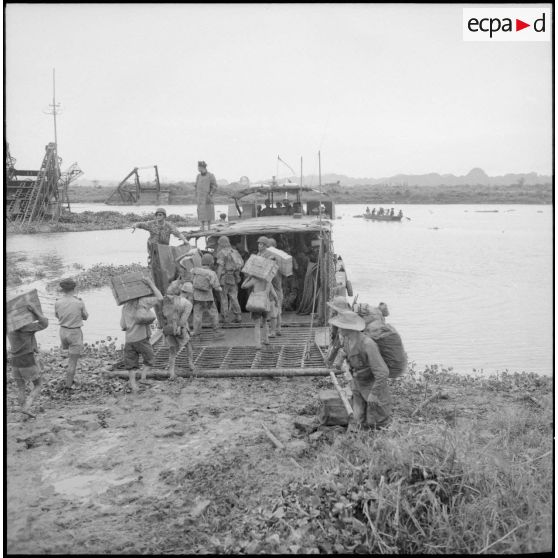 Porteurs et soldats du 7e BPC embarquant à bord d'un LCM.
