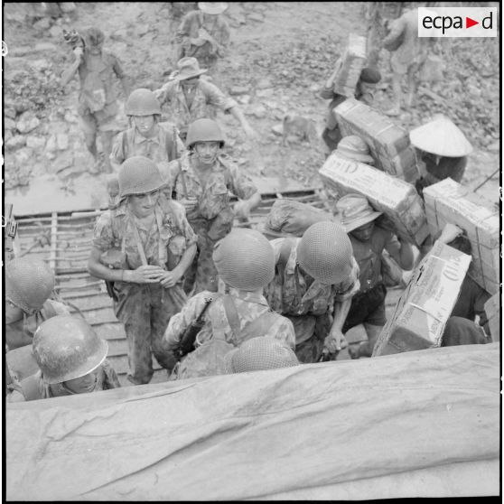 Porteurs et soldats du 7e BPC embarquant à bord d'un LCM.