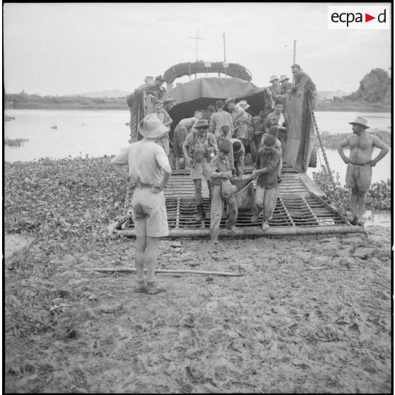 Débarquement de prisonniers et blessés viêt-minhs à l'aide d'un LCM sur la rive droite du Day.