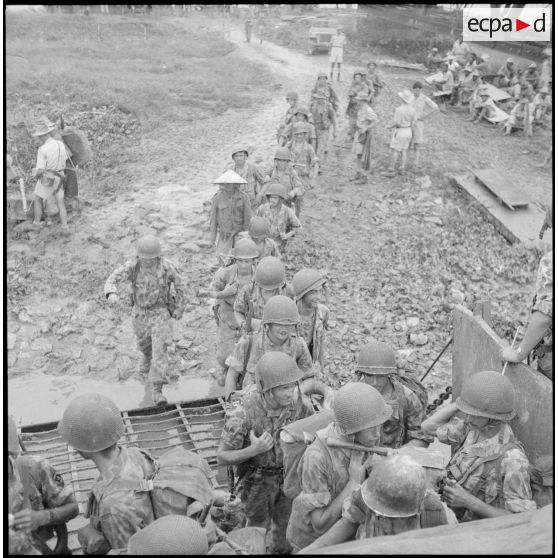 Porteurs et soldats du 7e BPC embarquant à bord d'un LCM.