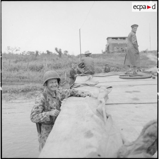 Le capitaine Sausse, commandant la 13e compagnie du 7e BPC, sur le bord du LCM, de l'eau à mi-jambe.