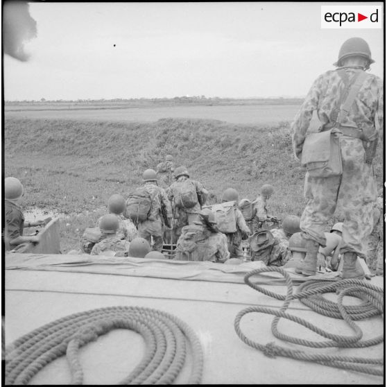 Débarquement des éléments du 7e BPC sur une rive du Day.