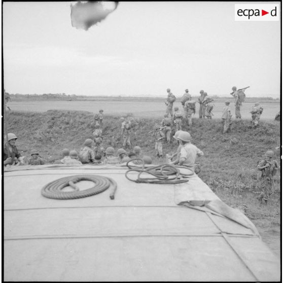 Débarquement des éléments du 7e BPC sur une rive du Day.