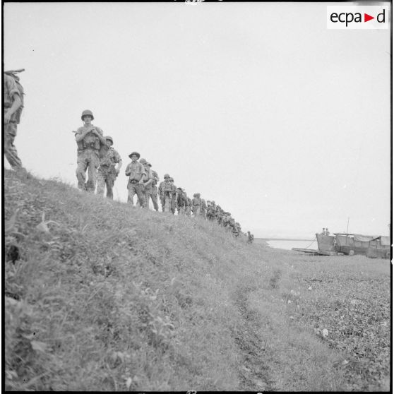 Sur une butte, les soldats du 7e BPC en file indienne.