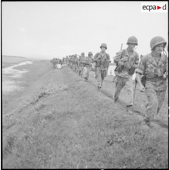 Sur une butte, les soldats du 7e BPC en file indienne.