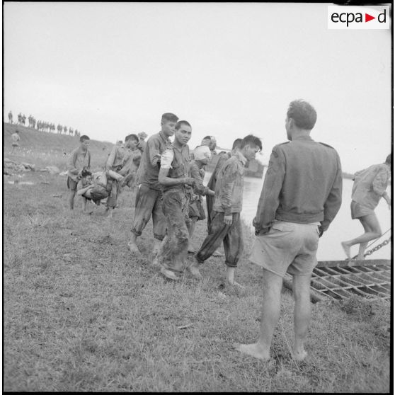 Evacuation des blessés viêt-minhs du poste de Yen Cu Ha.