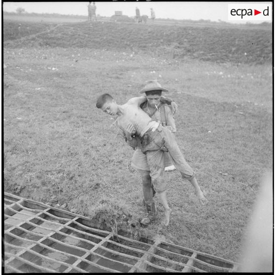 Evacuation des blessés viêt-minhs du poste de Yen Cu Ha.