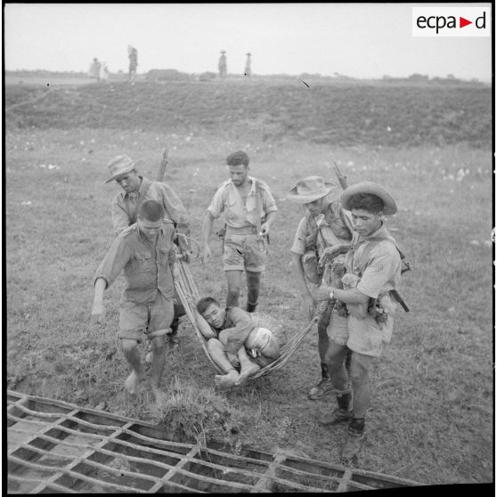 Evacuation des blessés viêt-minhs du poste de Yen Cu Ha.