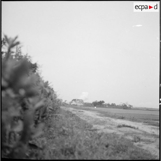 Impact de tir d'un canon de 165 mm sur le village de Dong Luong.