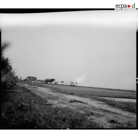 Impact de tir d'un canon de 165 mm sur le village de Dong Luong.