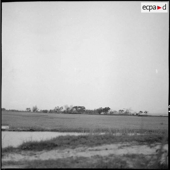 Impact de tir d'un canon de 165 mm sur le village de Dong Luong.