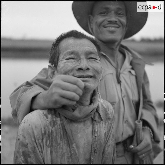 Un tirailleur algérien maintient fièrement un partisan du Viêt-minh qui vient d'être fait prisonnier au cours d'une opération de reconnaissance dans le village de Dong Luong.