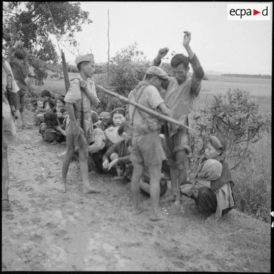 Fouille d'un prisonnier viet-minh.