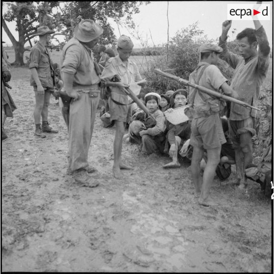 Fouille d'un prisonnier viet-minh.