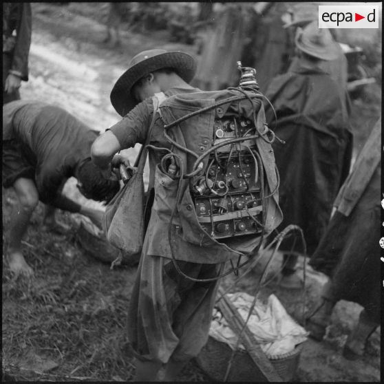 Soldat portant une radio sur son dos.