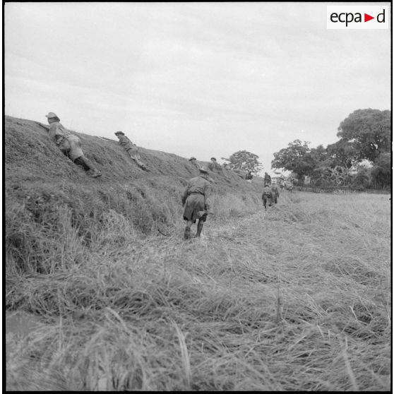 Tirailleurs embusqués contre un talus.