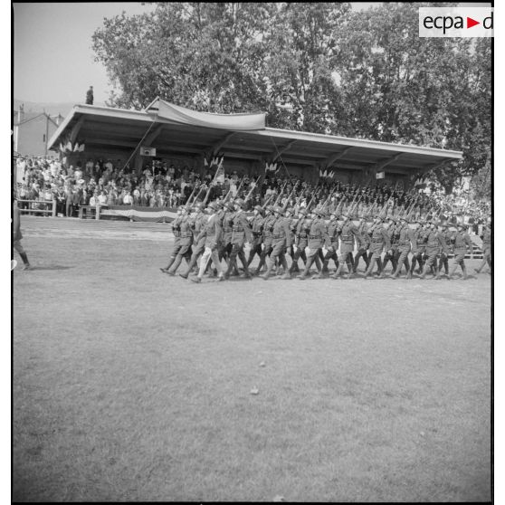 Défilé d'un détachement de l'armée de terre.