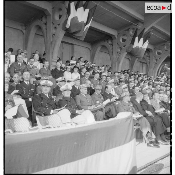 Tribune officielle sur le stade.