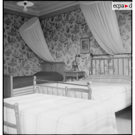 Vue d'une chambre de l'hôtel transformé en centre d'hébergement.