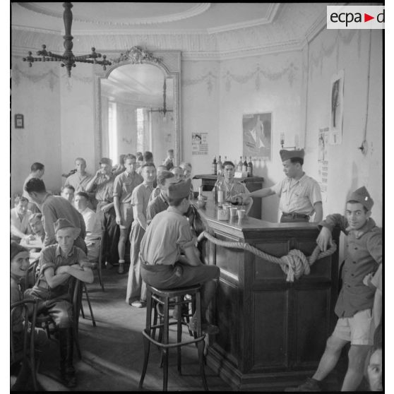 Vue du bar de l'hôtel transformé en centre d'hébergement.