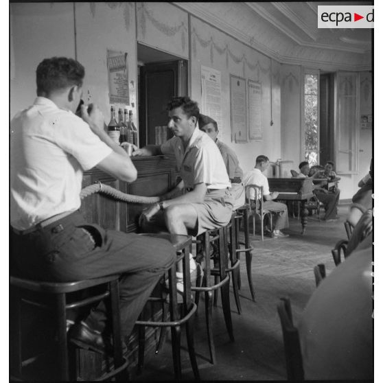 Vue du bar de l'hôtel transformé en centre d'hébergement.