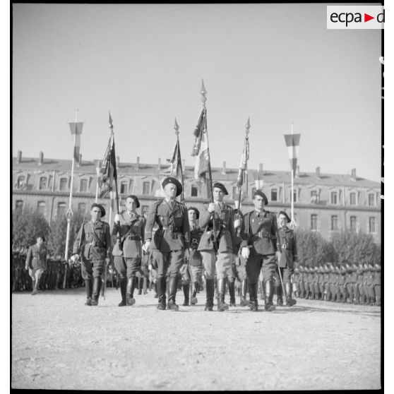 Défilé de l'étendard du 2e RAM.