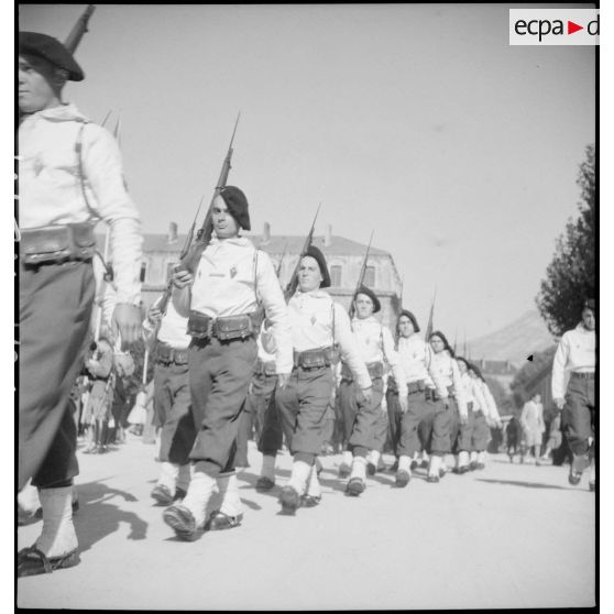 Un piquet d'honneur au 2e RAM.