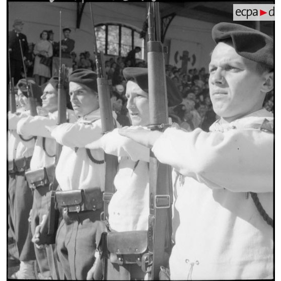 Un piquet d'honneur au 2e RAM.