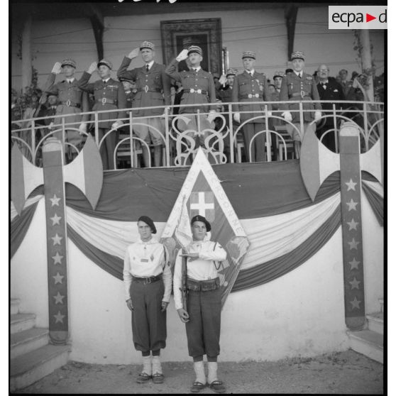 La tribune officielle pendant la fête régimentaire du 2e RAM.