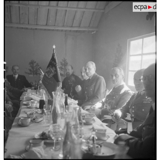 Repas dans la salle à manger du chef de corps du 2e RAM.