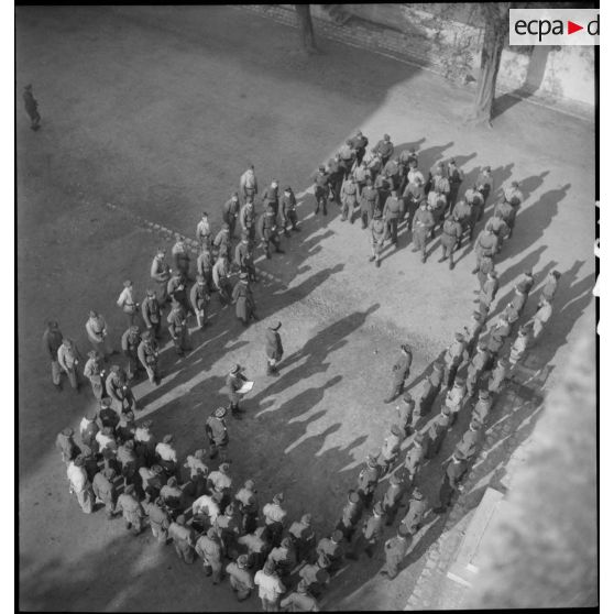 Rassemblement et rapport dans la cour de la caserne.
