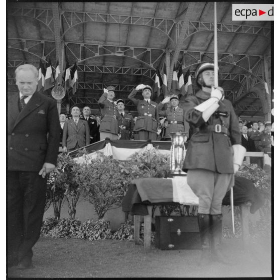 La tribune officielle pendant la cérémonie des couleurs avant les finales de la coupe de France.