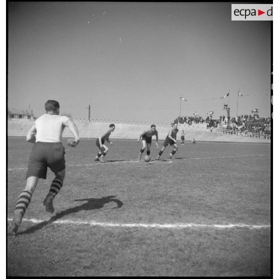 Coup d'envoi du match de la finale de la coupe de France de football des unités de la Garde.