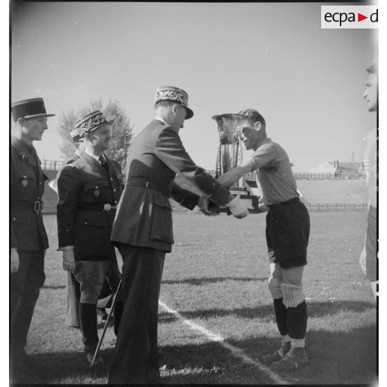 Remise de la coupe à l'équipe vainqueur de la coupe de France de football des unités de la Garde.