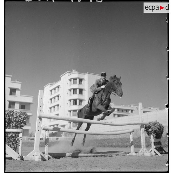 Séance d'équitation pour un officier de l'escadron à cheval de la 7e légion de la Garde.