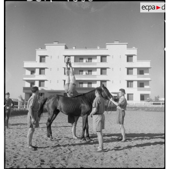 Entraînement à la voltige équestre à l'escadron à cheval de la 7e légion de la Garde.
