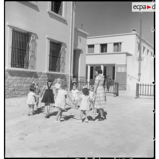 Récréation d'une classe enfantine.