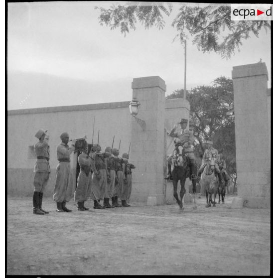 Piquet d'honneur à la sortie du quartier du 6e RSA.
