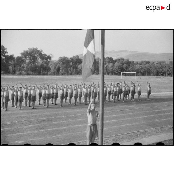 Cérémonie des couleurs sur le stade du 67e RAA.