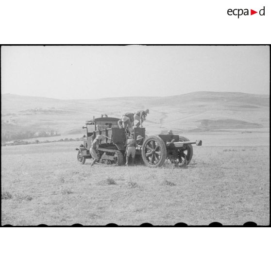 Autochenille et pièce d'artillerie de 75 mm du 67e RAA.