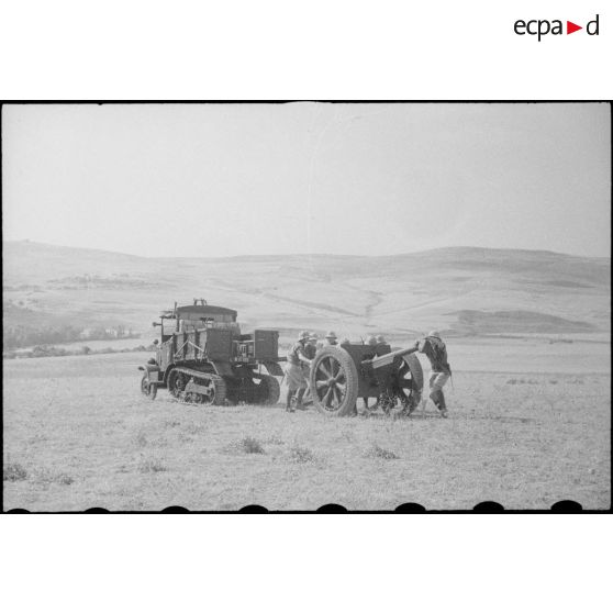 Autochenille et pièce d'artillerie de 75 mm du 67e RAA.