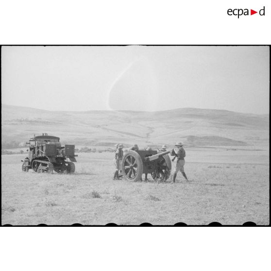 Mise en batterie d'un canon de 75 mm.