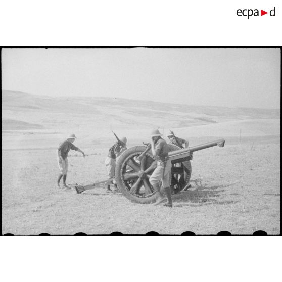 Mise en batterie d'un canon de 75 mm.