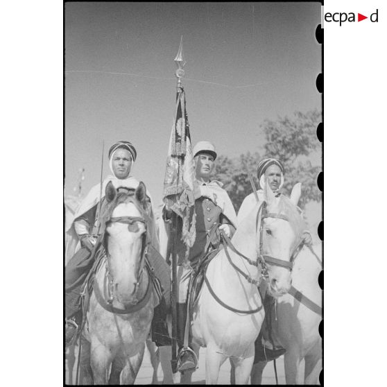 L'étendard et la garde d'honneur du 3e RSA.