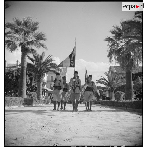 Le drapeau du 19e BG et sa garde d'honneur.